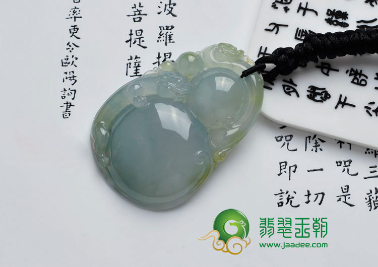 冰种晴水略带黄翡缅甸翡翠双龙戏珠挂件