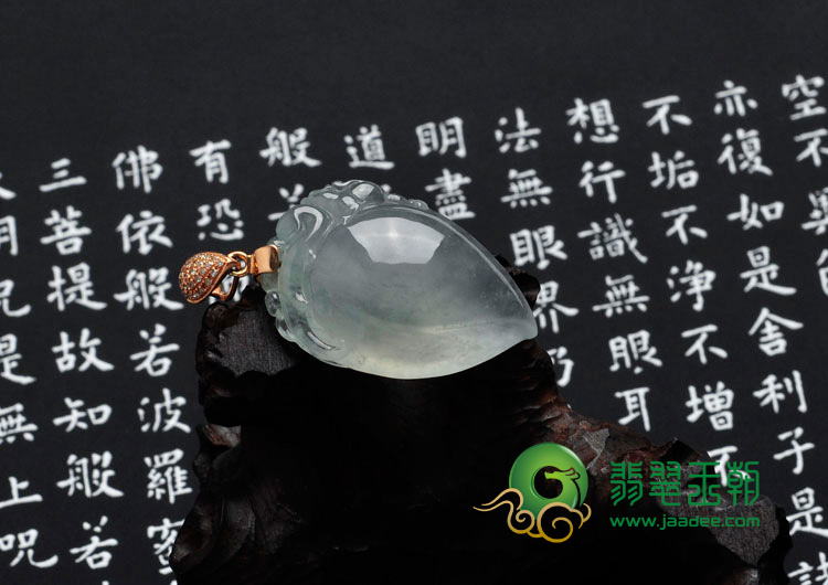 冰玻种淡晴水缅甸翡翠寿桃挂件