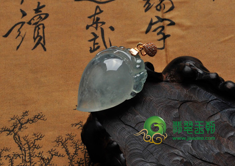 冰玻种淡晴水缅甸翡翠寿桃挂件