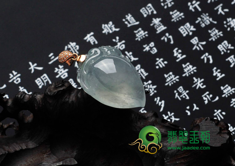 冰玻种淡晴水缅甸翡翠寿桃挂件
