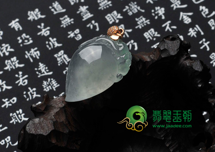 冰玻种淡晴水缅甸翡翠寿桃挂件