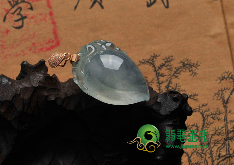 冰玻种淡晴水缅甸翡翠寿桃挂件