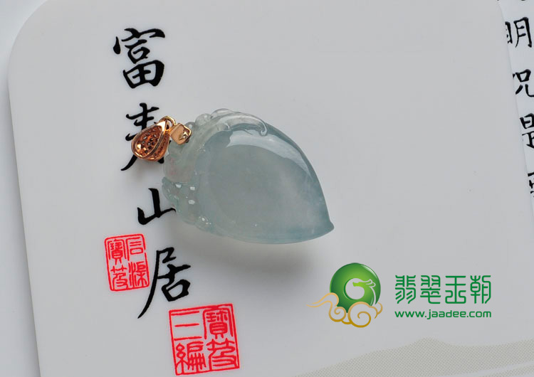 冰玻种淡晴水缅甸翡翠寿桃挂件