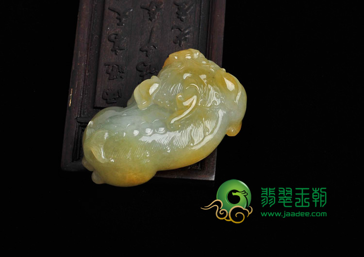 冰种黄翡缅甸翡翠貔貅挂件