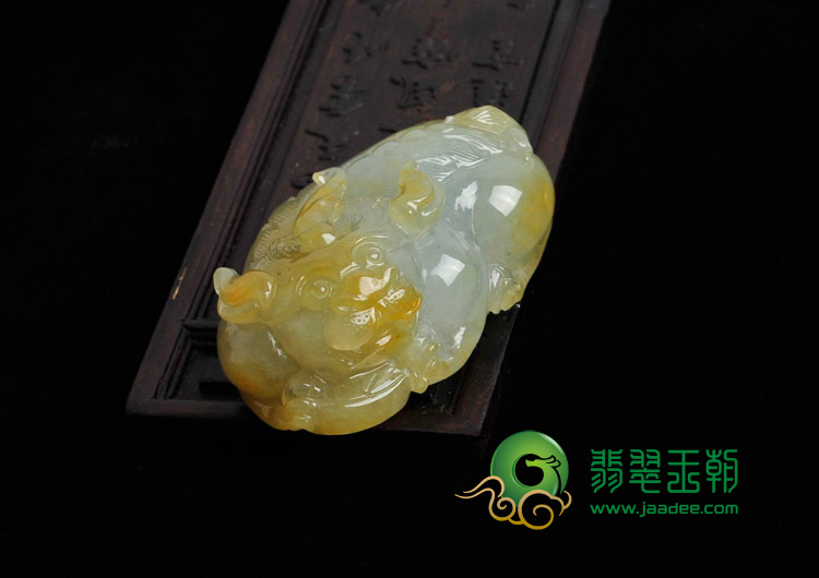 冰种黄翡缅甸翡翠貔貅挂件