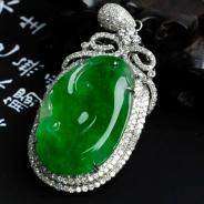 冰玻种正阳绿满绿缅甸翡翠包白金如意胸坠（真钻）