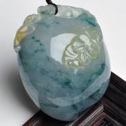 冰种飘花略带黄翡缅甸翡翠寿桃挂件/手玩件
