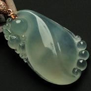 冰玻种淡晴水缅甸翡翠福瓜挂件