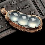 玻璃种强莹光缅甸翡翠包玫瑰金“连中三元”挂件（真钻）