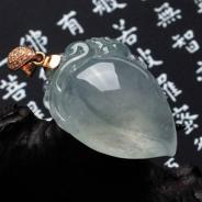 冰玻种淡晴水缅甸翡翠寿桃挂件