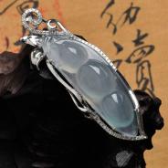 冰种淡春色缅甸翡翠包白金四季豆胸坠（真钻）