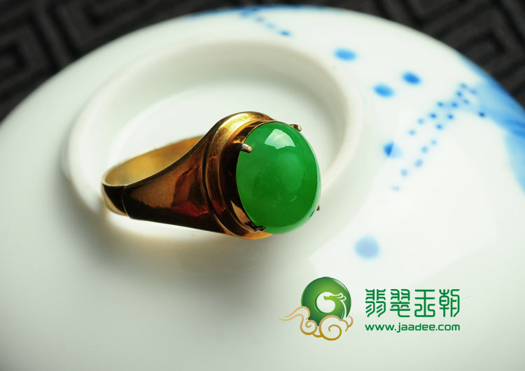 糯冰种翠色缅甸翡翠戒面