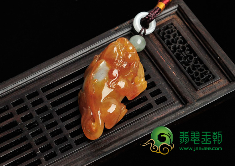 冰种红黄翡缅甸翡翠貔貅献宝手玩件