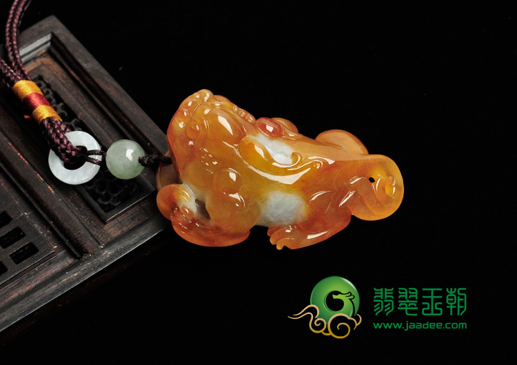 冰种红黄翡缅甸翡翠貔貅献宝手玩件