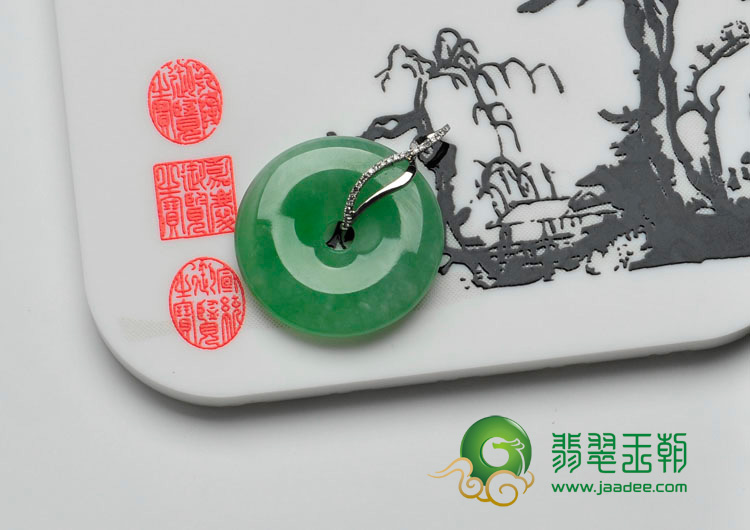 冰种苹果绿缅甸翡翠镶白金平安扣胸坠（真钻）