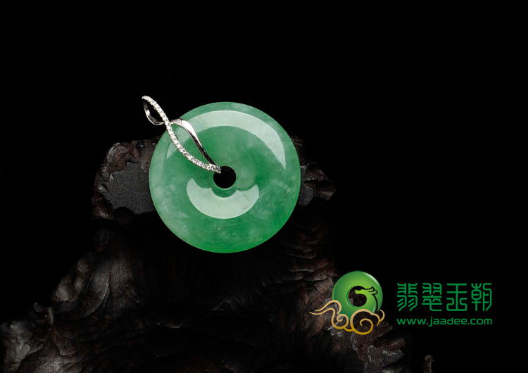 冰种苹果绿缅甸翡翠镶白金平安扣胸坠（真钻）