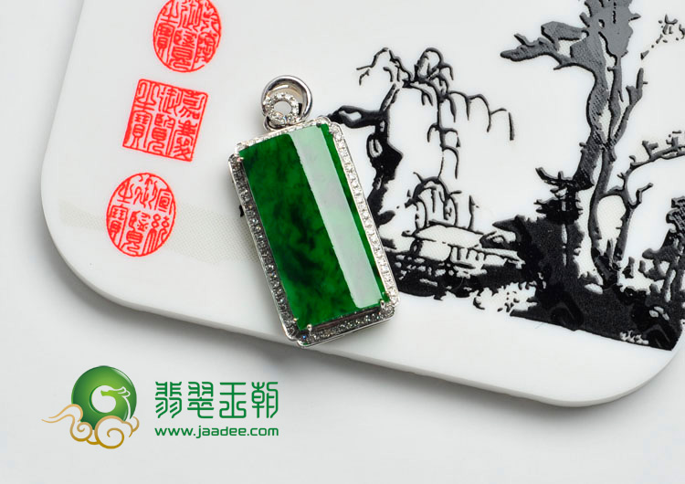糯冰种癣加绿缅甸翡翠镶白金方牌胸坠（真钻）