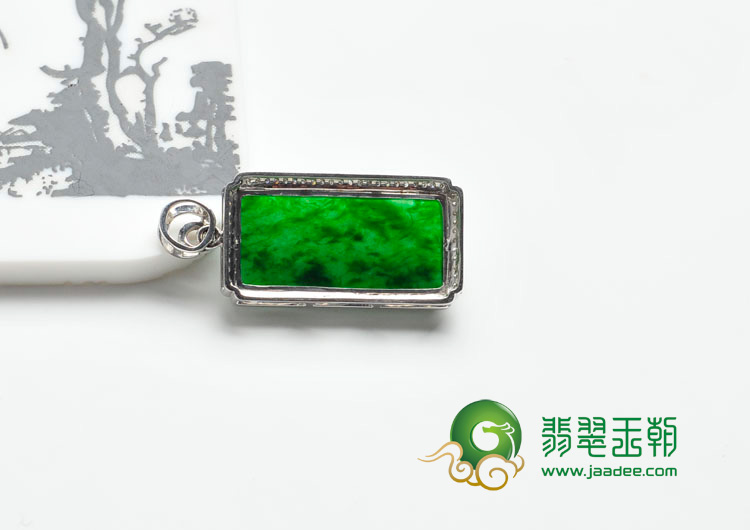 糯冰种癣加绿缅甸翡翠镶白金方牌胸坠（真钻）