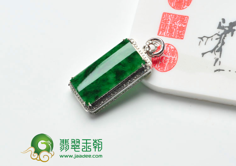 糯冰种癣加绿缅甸翡翠镶白金方牌胸坠（真钻）