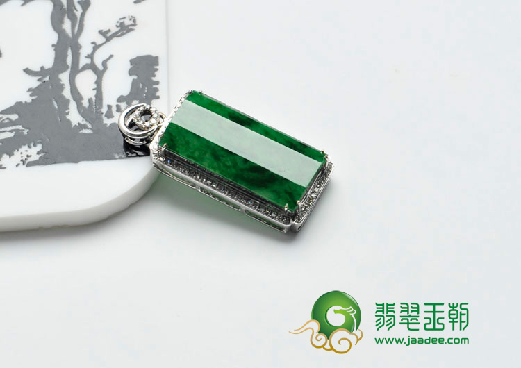 糯冰种癣加绿缅甸翡翠镶白金方牌胸坠（真钻）