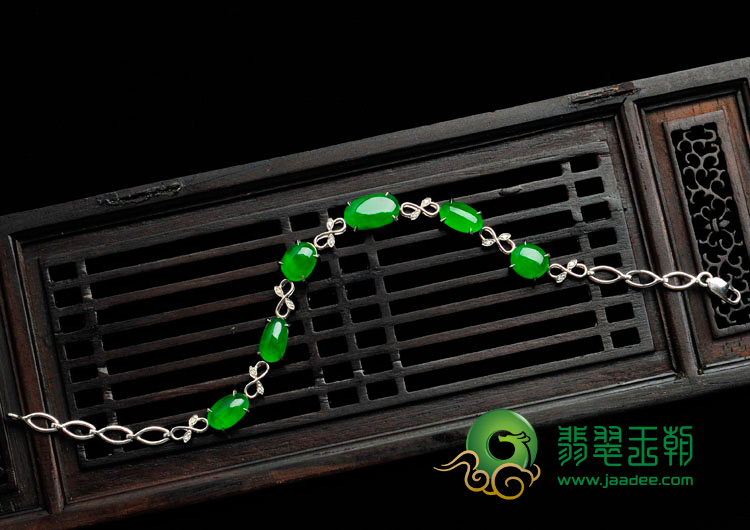 冰种阳绿缅甸翡翠手链