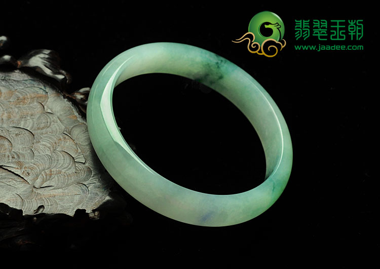 冰种飘花略带春缅甸翡翠手镯（60.1mm）