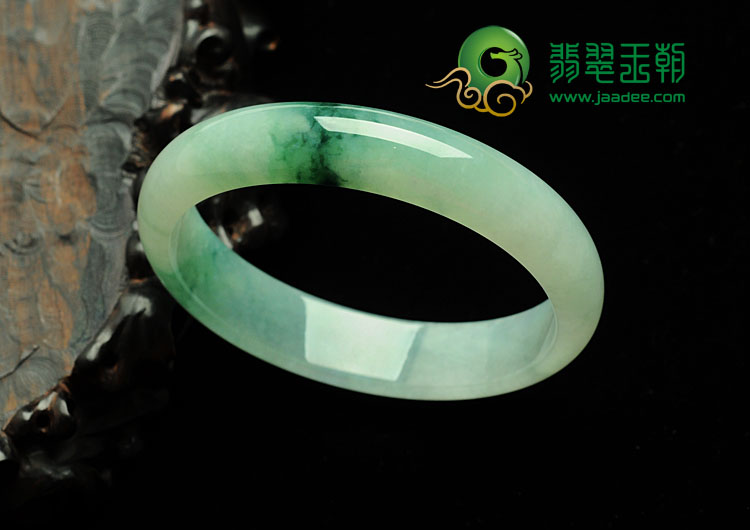 冰种飘花略带春缅甸翡翠手镯（60.1mm）