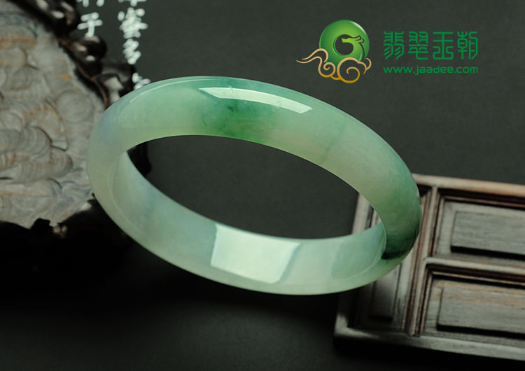 冰种飘花略带春缅甸翡翠手镯（60.1mm）