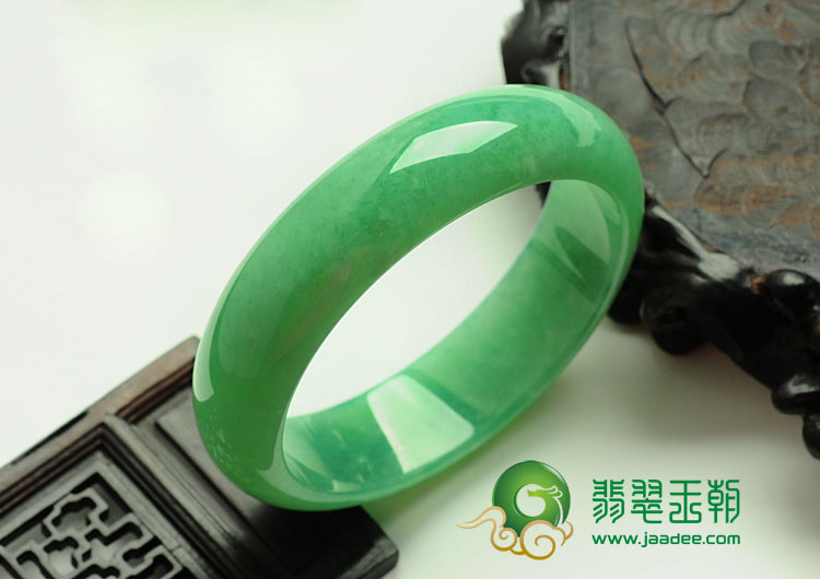 糯冰种苹果绿缅甸翡翠手镯（53.9mm）