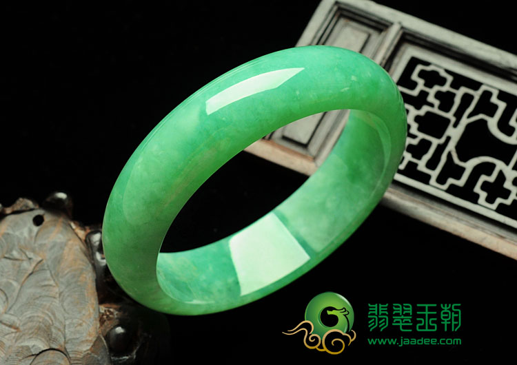 糯冰种苹果绿缅甸翡翠手镯（53.9mm）