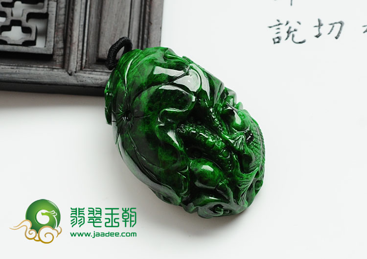 细糯种癣加绿缅甸翡翠年年有余挂件