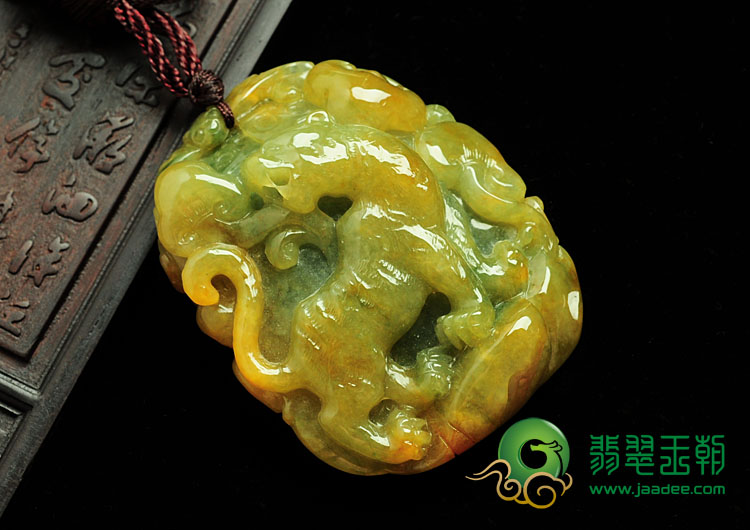 糯冰种黄翡缅甸翡翠虎啸山林挂件