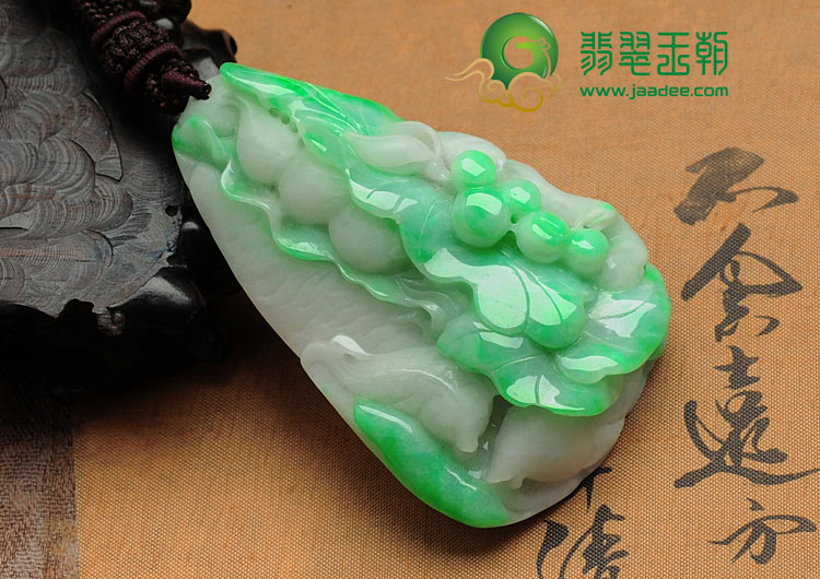 细糯种翠色缅甸翡翠年年有余挂件