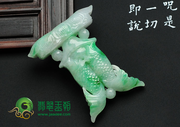 (超值推荐)糯冰种翠色缅甸翡翠双鱼献宝挂件
