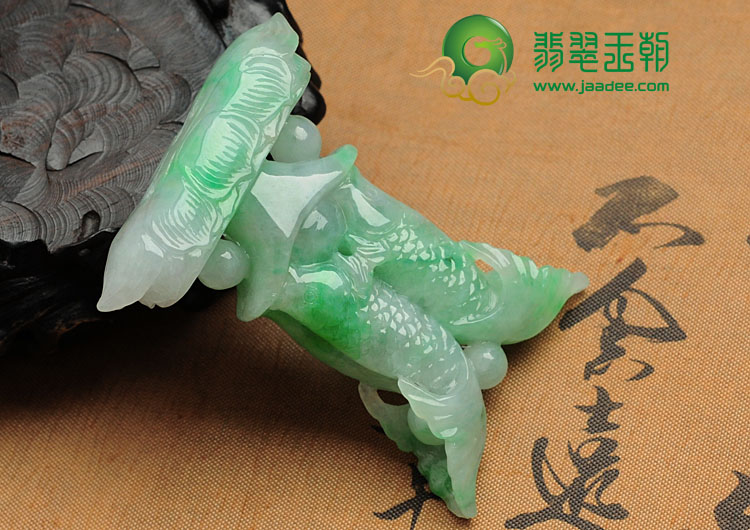 (超值推荐)糯冰种翠色缅甸翡翠双鱼献宝挂件