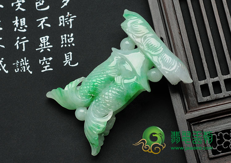 (超值推荐)糯冰种翠色缅甸翡翠双鱼献宝挂件