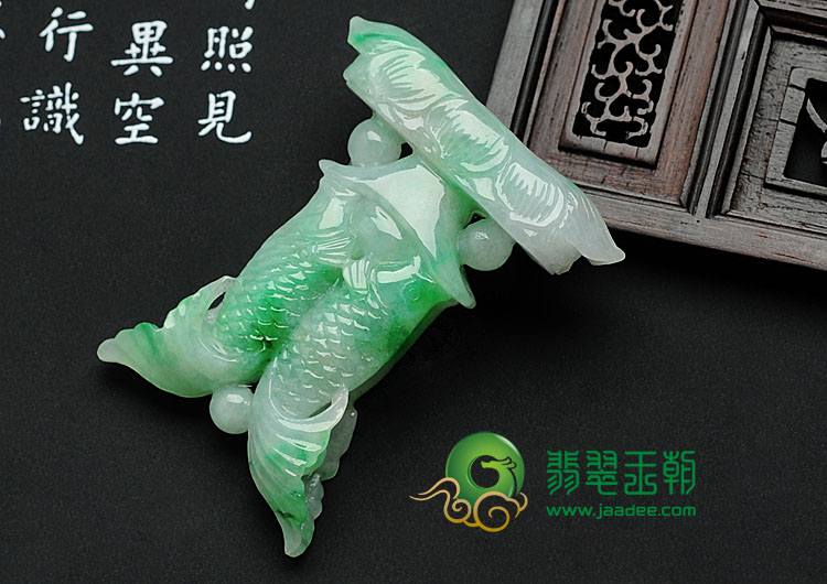 (超值推荐)糯冰种翠色缅甸翡翠双鱼献宝挂件