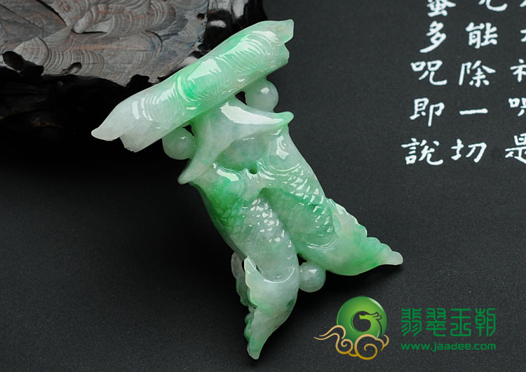 (超值推荐)糯冰种翠色缅甸翡翠双鱼献宝挂件