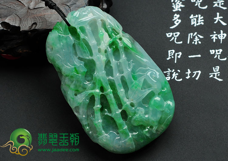 糯冰种翠色缅甸翡翠逐鹿中原挂件