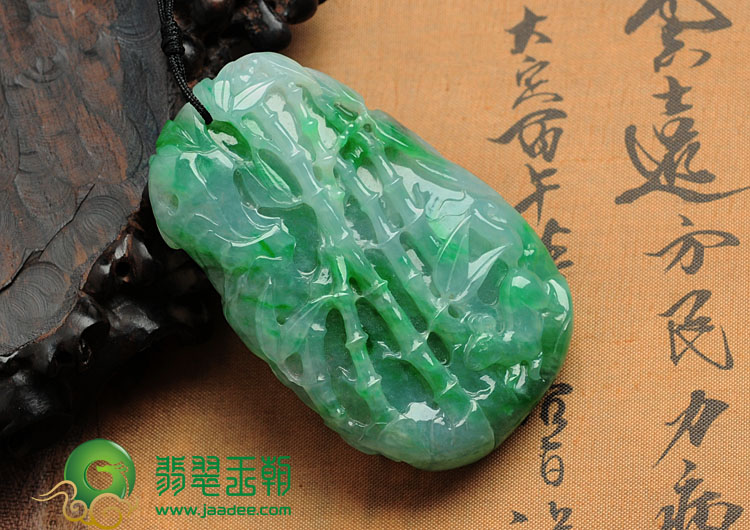 糯冰种翠色缅甸翡翠逐鹿中原挂件