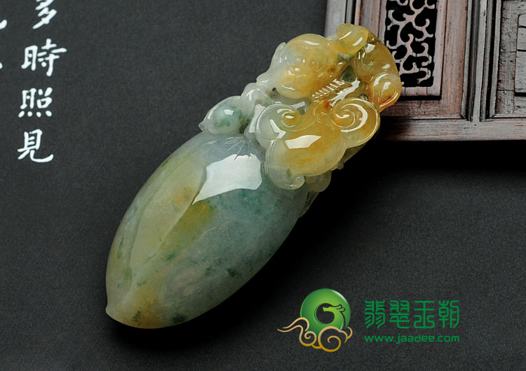 冰种黄翡飘花缅甸翡翠灵猴献寿挂件