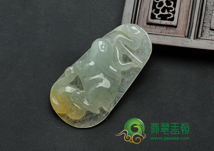 冰种黄翡缅甸翡翠“玉兔送福”挂件