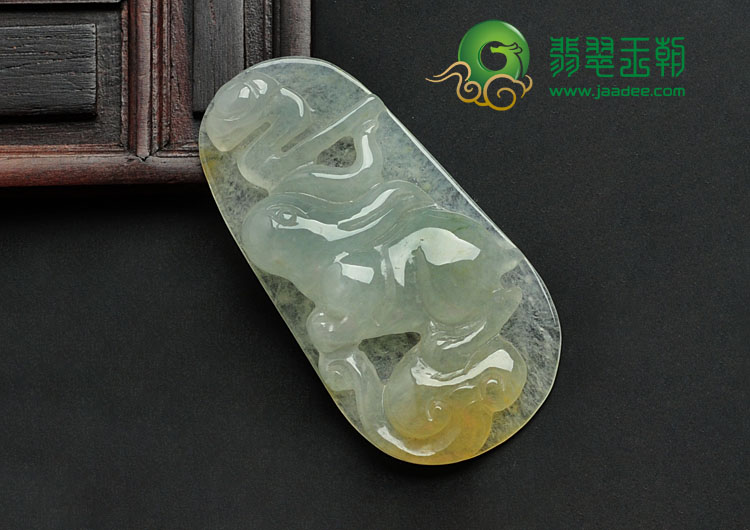 冰种黄翡缅甸翡翠“玉兔送福”挂件