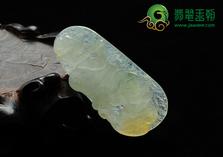 冰种黄翡缅甸翡翠“玉兔送福”挂件