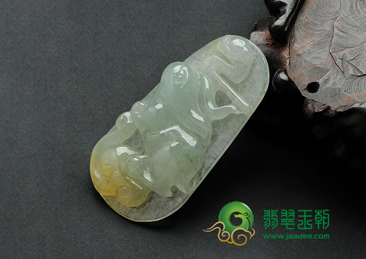 冰种黄翡缅甸翡翠“玉兔送福”挂件