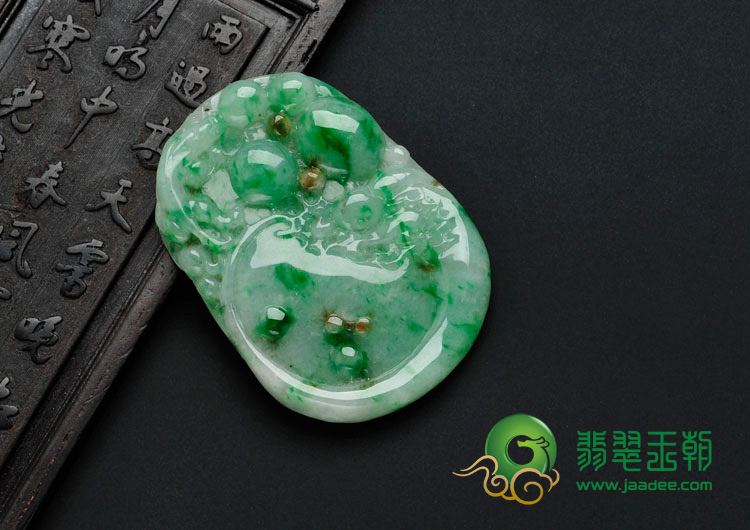 糯冰种飘翠略带黄翡缅甸翡翠如意寿挂件
