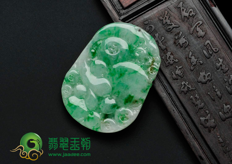 糯冰种飘翠略带黄翡缅甸翡翠如意寿挂件