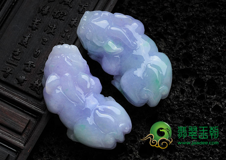 糯冰种春带彩缅甸翡翠貔貅挂件（一对）
