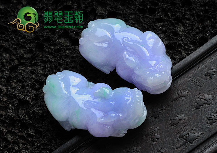 糯冰种春带彩缅甸翡翠貔貅挂件（一对）