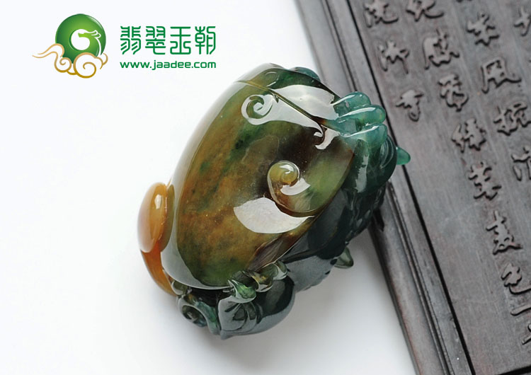 糯冰种三彩缅甸翡翠貔貅挂件